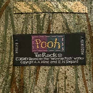 TIE RACK~VTG. DISNEY~MENS 100% ITALIAN SILK NECK TIE~POOH~57”x3.5”